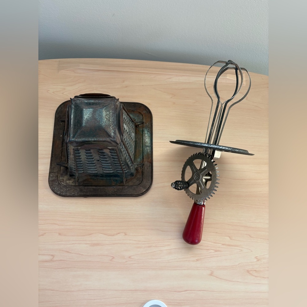 2 antique/vintage cookware, Stovetop Toaster & Red Handled Egg Beater/Hand Mixer - Picture 11 of 11